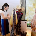 Ibu Iriana mengajak Madam Kim untuk melihat sejumlah penampilan budaya Indonesia (Foto: Muchlis Jr – Biro Pers Sekretariat Presiden)