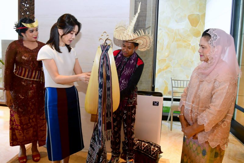 Ibu Iriana mengajak Madam Kim untuk melihat sejumlah penampilan budaya Indonesia (Foto: Muchlis Jr - Biro Pers Sekretariat Presiden)