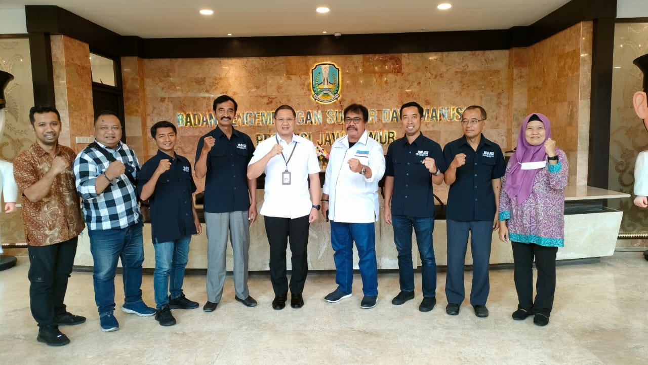 Jajaran pengurus Jaringan Media Siber Indonesia atau JMSI Jatim, melakukan audiensi dengan Kepala Badan Pengembangan Sumber Daya Manusia (BPSDM) Provinsi Jatim, Aries Agung Paewai SSTP MM