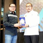 Penghargaan bergengsi ini deserahkan langsung oleh Ketua DPP LPM RI Dr Doli Kurnia Tanjung kepada Ketua DPD LPM Jatim Sahat Tua Simanjuntak