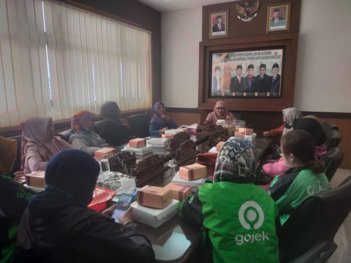 Anggota DPRD Jatim, Lilik Hendarwati saat menerima keluhan driver ojol di DPRD Jatim
