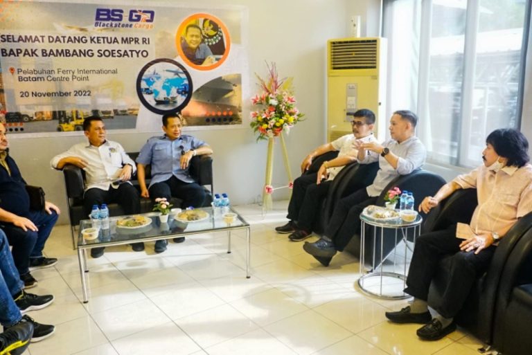 Bamsoet saat mengunjungi Pelabuhan Ferry Batam Center bersama Gubernur Kepulauan Riau (Kepri) Ansar Ahmad di Batam (21/11/2022).