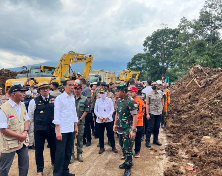 Presiden Jokowi tinjau lokasi gempa Cianjur, Jawa Barat, Kamis (24/11/2022).