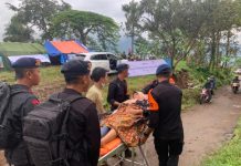 Pertolongan Korban Gempa Cianjur di Desa Terisolir Dilakukan, Brimob Polri Evakuasi Dengan Tandu