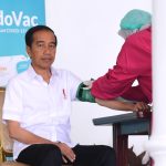 Presiden Joko Widodo melakukan vaksinasi Covid-19 penguat kedua yang digelar di halaman Istana Kepresidenan Bogor, Jawa Barat (24/11/2022) (Foto: Lukas – Biro Pers Sekretariat Presiden)