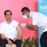 Presiden Joko Widodo melakukan vaksinasi Covid-19 penguat kedua yang digelar di halaman Istana Kepresidenan Bogor, Jawa Barat (24/11/2022) (Foto: Lukas – Biro Pers Sekretariat Presiden)