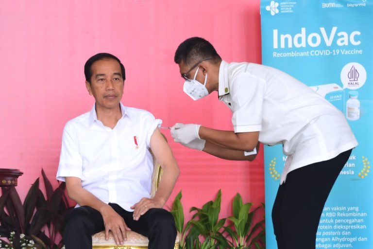 Presiden Joko Widodo melakukan vaksinasi Covid-19 penguat kedua yang digelar di halaman Istana Kepresidenan Bogor, Jawa Barat (24/11/2022) (Foto: Lukas - Biro Pers Sekretariat Presiden)