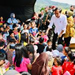 Presiden Jokowi berikan bantuan kepada para pengungsi yang menjadi korban gempa magnitudo 5,6 di Cianjur, Provinsi Jawa Barat (24/11/2022) (Foto: Laily Rachev – Biro Pers Sekretariat Presiden)