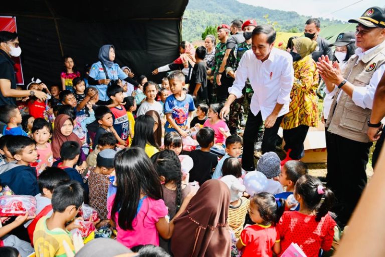 Presiden Jokowi Berikan Bantuan kepada Para Pengungsi Terdampak Gempa Bumi di Cianjur