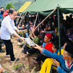 Presiden Jokowi berikan bantuan kepada para pengungsi yang menjadi korban gempa magnitudo 5,6 di Cianjur, Provinsi Jawa Barat (24/11/2022) (Foto: Laily Rachev – Biro Pers Sekretariat Presiden)