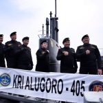 Naik Kapal Selam KRI Alugoro-405, Puan Terima Brevet Kehormatan Hiu Kencana TNI AL