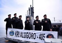 Naik Kapal Selam KRI Alugoro-405, Puan Terima Brevet Kehormatan Hiu Kencana TNI AL
