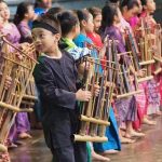 ilustrasi anak-anak sedang memainkan angklung