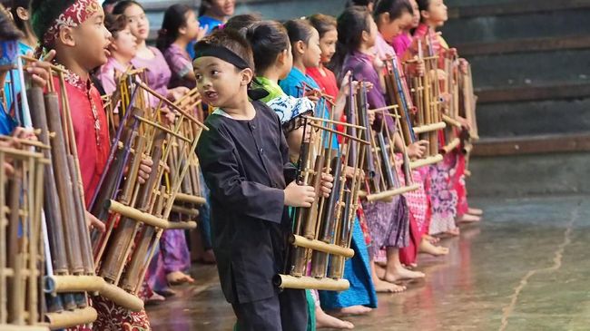 ilustrasi anak-anak sedang memainkan angklung
