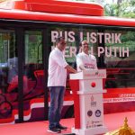 Mendikbudristek Nadiem Anwar Makarim bersama dengan Menhub Budi Karya Sumadi meluncurkan bus listrik Merah Putih di Bali (13/11/2022).
