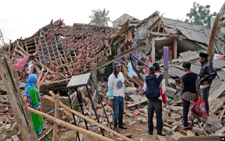 rumah rusak akibat gempa Cianjur