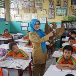 ilustrasi guru mengajar dikelas