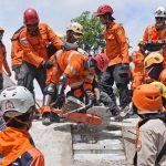 Tim SAR melakukan evakuasi korban gempa Cianjur