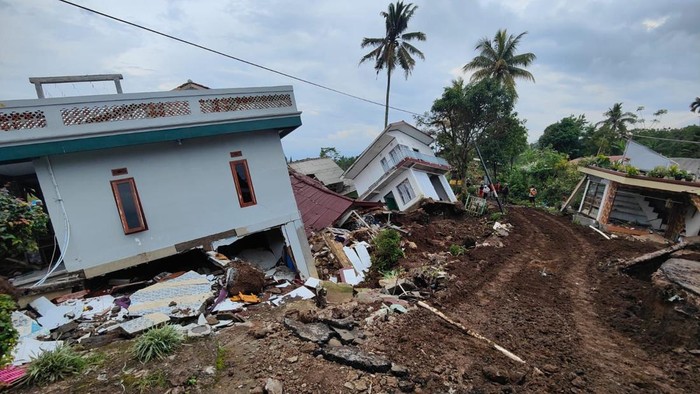 rumah rusak akibat gempa Cianjur
