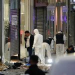 Petugas menyelidiki tempat kejadian perkara ledakan bom di Istanbul Turki.