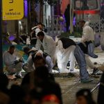 Petugas menyelidiki tempat kejadian perkara ledakan bom di Istanbul Turki.