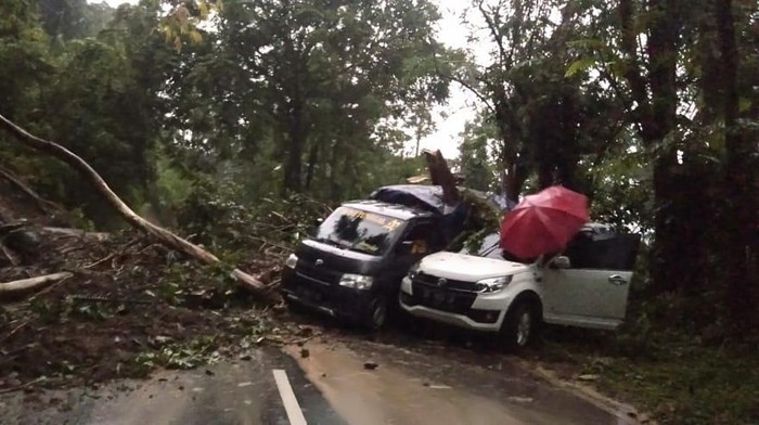 mobil yang tertimpa tanah longsor di Gowa