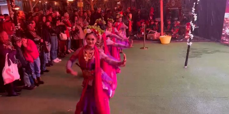 Sejumlah siswa SMAN 1 Rogojampi Taruna Budaya, Banyuwangi mendapat kehormatan menampilkan Tari Gandrung, di London, Inggris.