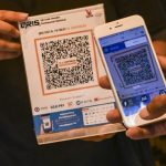 ilustrasi pembeli membayar menggunakan QRIS