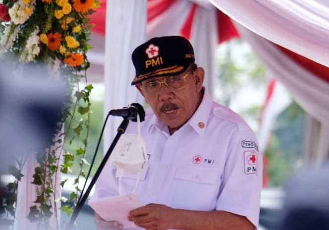 Ketua PMI Jawa Timur Imam Utomo saat memimpin apel pembukaan TKR PMI di GBT Surabaya, Senin (31/10/2022).