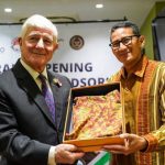 Menparekraf Sandiaga Uno meresmikan restoran Waroeng Windsor di London, Inggris (07/11/22)