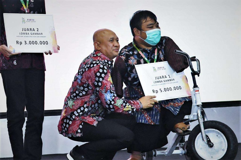 Menteri Koperasi dan UKM Teten Masduki saat menyerahkan hadiah kepada pemenang lomba pameran Karya Tanpa Batas di Jakarta (20/12/2022).