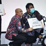 Menteri Koperasi dan UKM Teten Masduki saat menyerahkan hadiah kepada pemenang lomba pameran Karya Tanpa Batas di Jakarta (20/12/2022).