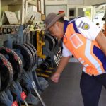 ilustrasi petugas memeriksa peralatan untuk pengatur jalur lintasan Kereta Api