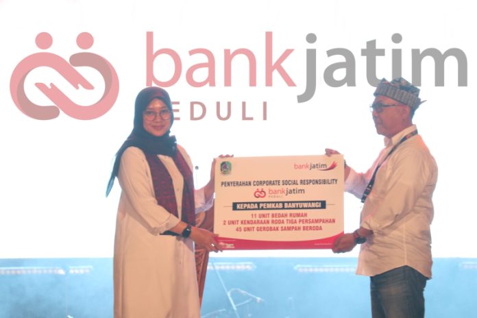 Direktur Mikro, Ritel dan Menengah Bank Jatim, Arief Wicaksono, menyerahkan secara simbolis CSR Bank Jatim Peduli kepada Bupati Banyuwangi Ipuk Fiestiandani.