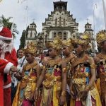 Daftar Tradisi Natal di Indonesia, Dari Wayang Kulit Hingga Ngejot dan Penjor