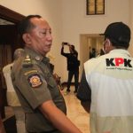 28360-penyidik-kpk-melakukan-penggeledahan-di-kantor-gubernur-jatim