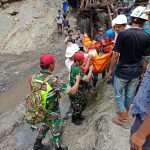 Evakuasi korban akibat ledakan tambang batu bara di Sawahlunto