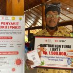 Palang Merah Indonesia (PMI) menyalurkan BNT atau bantuan non-tunai untuk peternak yang hewannya terdampak penyakit mulut dan kuku (PMK).
