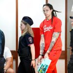 Rusia Bebaskan Brittney Griner Usai Bertukar Tahanan dengan Bandar Senjata Viktor Bout.