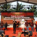 Vokalis Cokelat, Kikan Namara, menyanyikan jingle Pemilu 2024 Memilih untuk Indonesia dalam peluncuran jingle dan maskot Pemilu 2024 di Ancol, Jakarta (02/12/2022).
