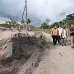Deputi Bidang Pencegahan BNPB Prasinta Dewi (baju putih dengan rompi cokelat) meninjau langsung salah satu desa terdampak di Desa Kajar Kuning yang berada di Kecamatan Candipuro, Lumajang.