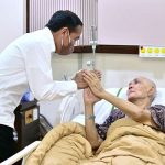 Presiden Jokowi Jenguk Try Sutrisno di RSPAD Gatot Soebroto