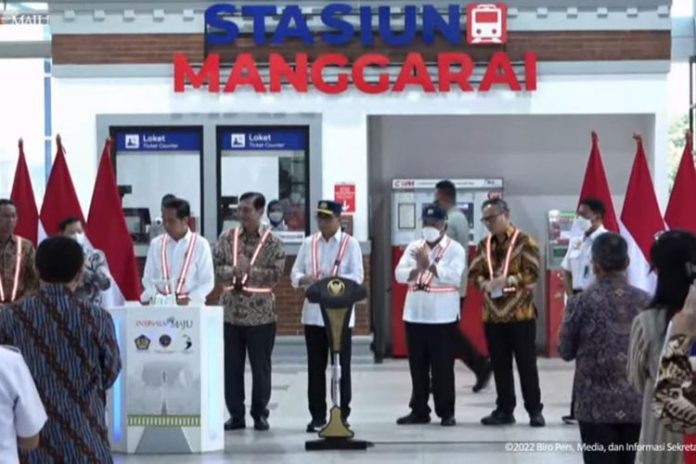 Presiden Joko Widodo (Jokowi) meresmikan pengembangan Stasiun Manggarai tahap 1 pada Senin (26/12) pagi.