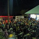 Ratusan wisatawan yang tertahan beberapa hari di kepulauan Karimunjawa, Kabupaten Jepara, Jawa Tengah akibat cuaca ekstrem dievakuasi menumpang Kapal Motor (KM) Kelimutu milik Pelni dari Pelabuhan Legon Bajak setempat menuju Pelabuhan Tanjung Emas Semarang, Selasa (27/12/2022).