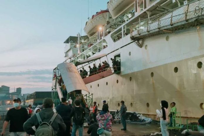 Situasi penurunan penumpang KM Kelimutu yang juga wisatawan Karimunjawa di Pelabuhan Tanjung Emas Semarang, Rabu (28/12/2022) pukul 05.00 WIB.