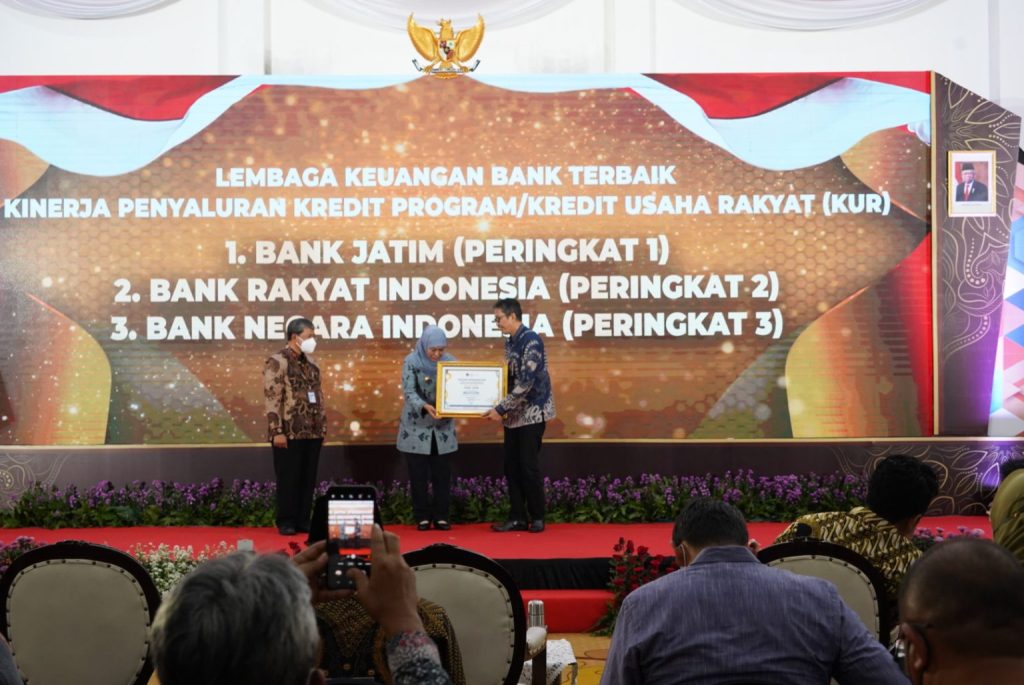 PT Bank Pembangunan Daerah Jawa Timur Tbk (bankjatim) raih peringkat pertama sebagai Bank Penyalur KUR Terbaik