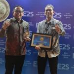 Tinggi Dalam Transisi Energi, Dirut PLN Diganjar Penghargaan dari Komunitas Wartawan Energi