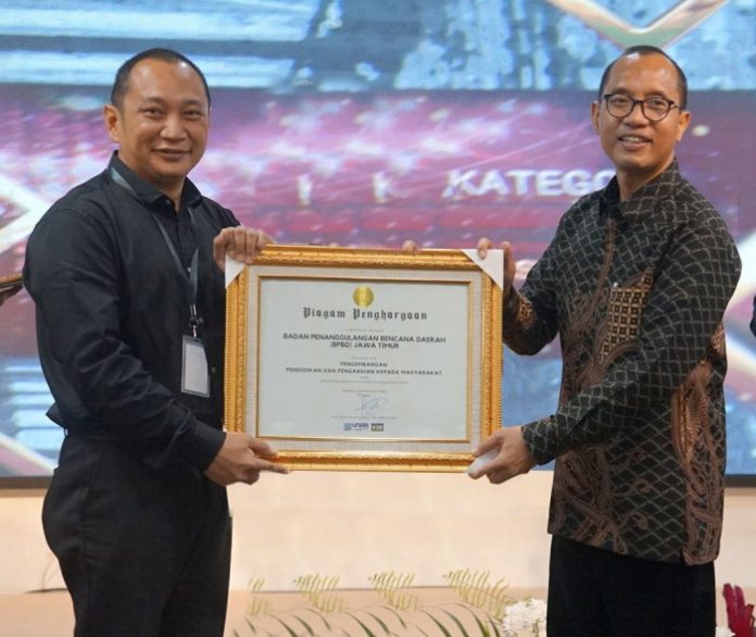 Berperan dalam Pengembangan Pendidikan dan Pengabdian Masyarakat, BPBD Jatim Terima Penghargaan dari SPS Unair