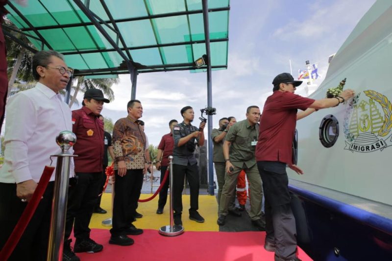 Penyerahan kapal patroli imigrasi dilakukan Gubernur Kepri, Ansar Ahmad kepada Menkumham Yasonna H Laoly (21/12/2022).