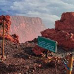 tanda peringatan di bibir kawah Gunung Kerinci